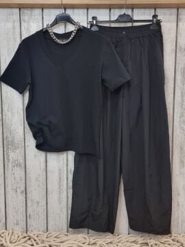 V Yaka Siyah Tişört